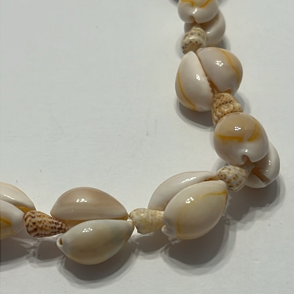 Vintage Hawaiian Cowrie & Mini Conch Seashells Boho Beaded Lei - Picture 2 of 2